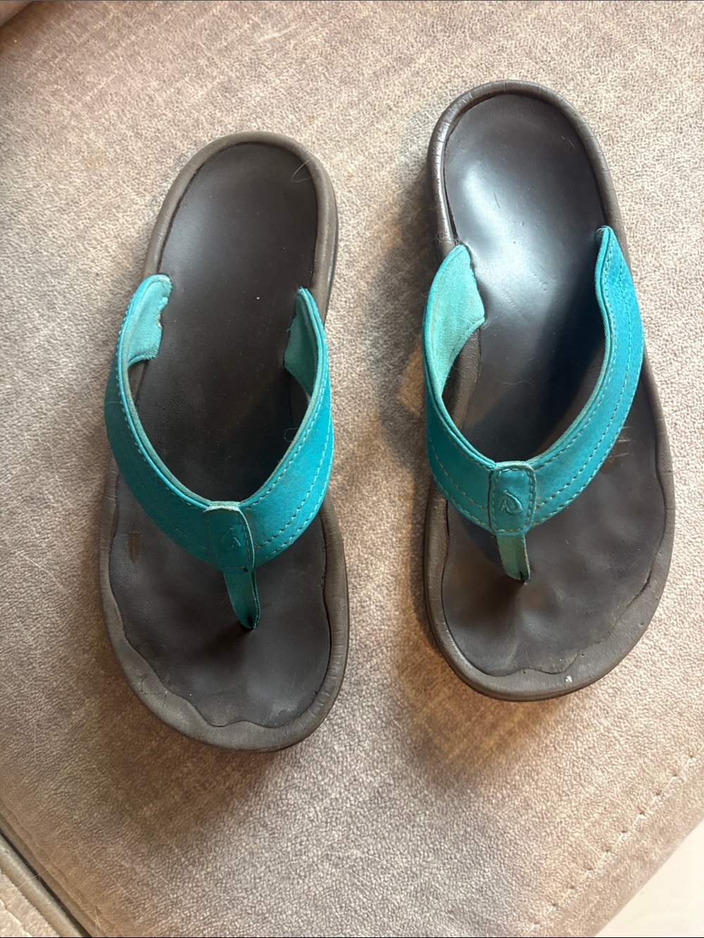 OluKai size 7 turquoiseWomen’s Teal Leather Thong Sandals with Cushioned Footbed